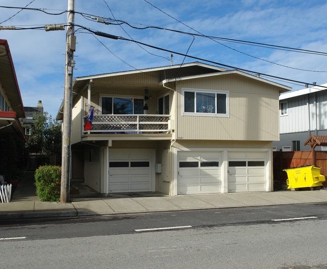 2416 Palmetto Ave in Pacifica, CA - Foto de edificio - Building Photo