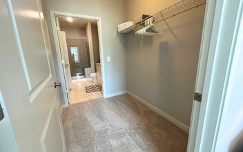 6400 Blue Stone Rd in Sandy Springs, GA - Foto de edificio - Building Photo