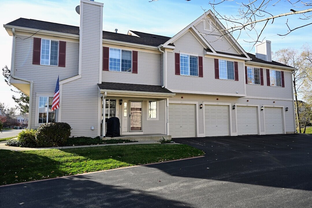 616 Windsor Dr in Fox Lake, IL - Building Photo