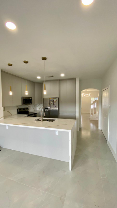 8362 NW 108th Ct in Doral, FL - Building Photo