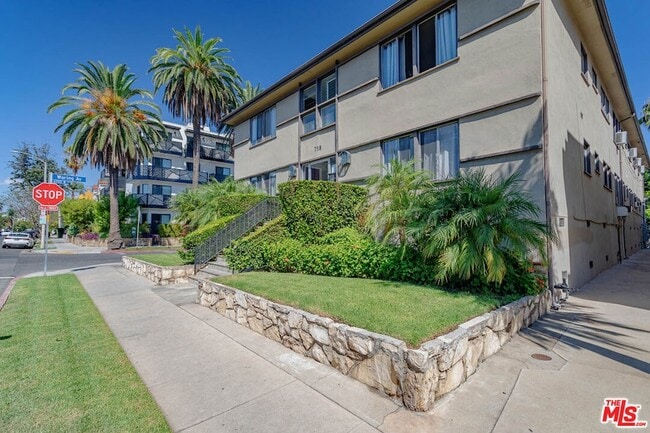 758 N Hudson Ave in Los Angeles, CA - Building Photo - Building Photo