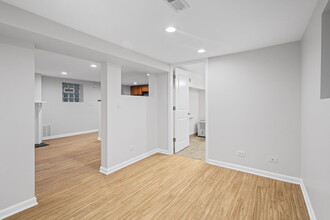 1029 W Irving Park Rd in Chicago, IL - Foto de edificio - Building Photo