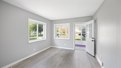 1001 Patchen Rd in Oregon, OH - Building Photo - Building Photo