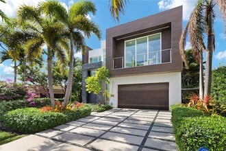 2217 NE 17th Terrace in Wilton Manors, FL - Foto de edificio - Building Photo