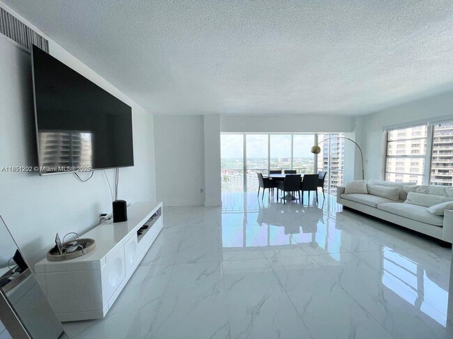 11111 Biscayne Blvd in Miami, FL - Building Photo - Building Photo