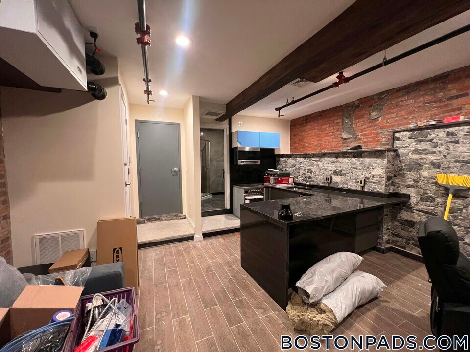 1028 Commonwealth Ave in Boston, MA - Building Photo