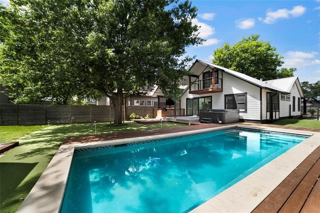 property at 903 W Mary St