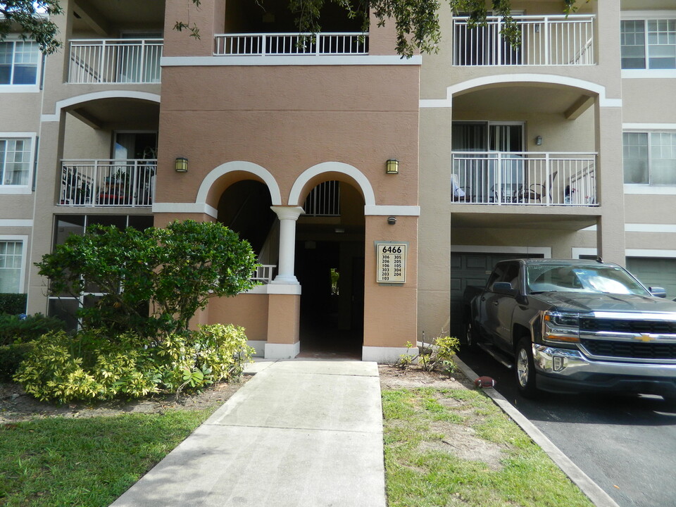 6466 Emerald Dunes Dr in Royal Palm Beach, FL - Building Photo