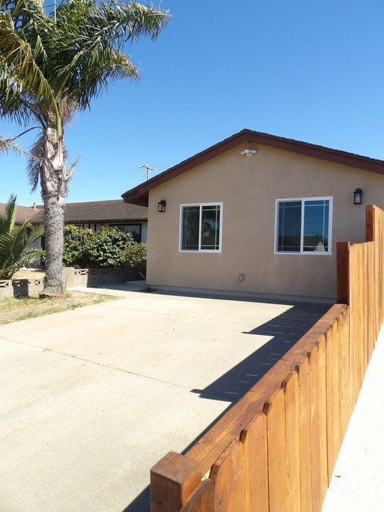 1108 W Hickory Ave in Lompoc, CA - Building Photo