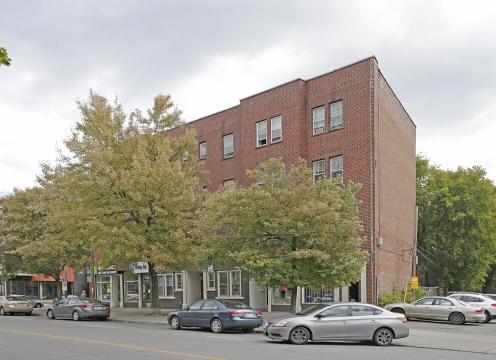 6152 W Sherbrooke O in Montréal, QC - Building Photo