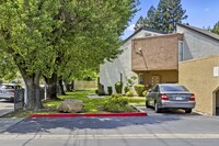 325 Standiford Ave in Modesto, CA - Foto de edificio - Building Photo