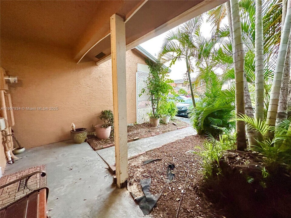 10554 NW 3rd St in Pembroke Pines, FL - Building Photo