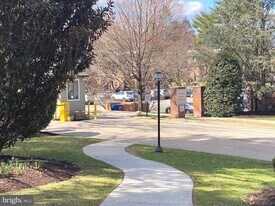 4000 Gypsy Ln in Philadelphia, PA - Building Photo