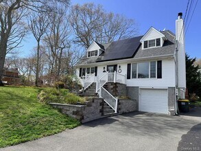 58 Ocean Ave in Hampton Bays, NY - Building Photo - Building Photo