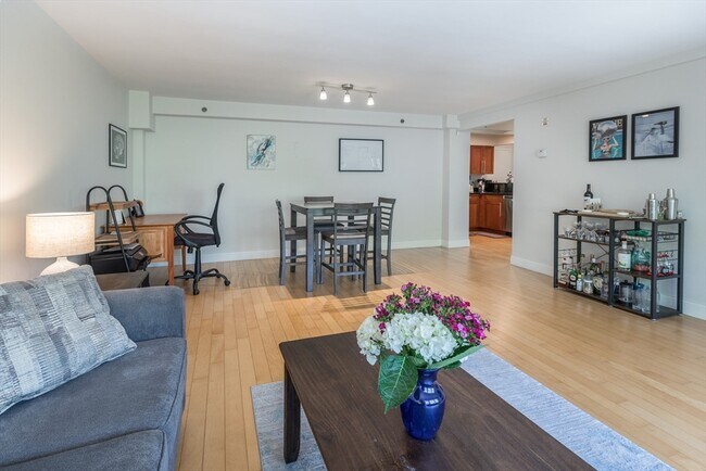 1600 Beacon St, Unit 703 in Brookline, MA - Building Photo - Building Photo