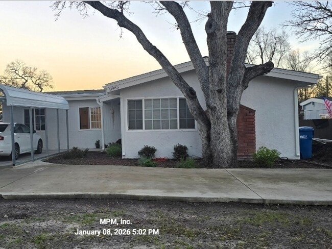 8965 Curbaril Ave in Atascadero, CA - Foto de edificio - Building Photo
