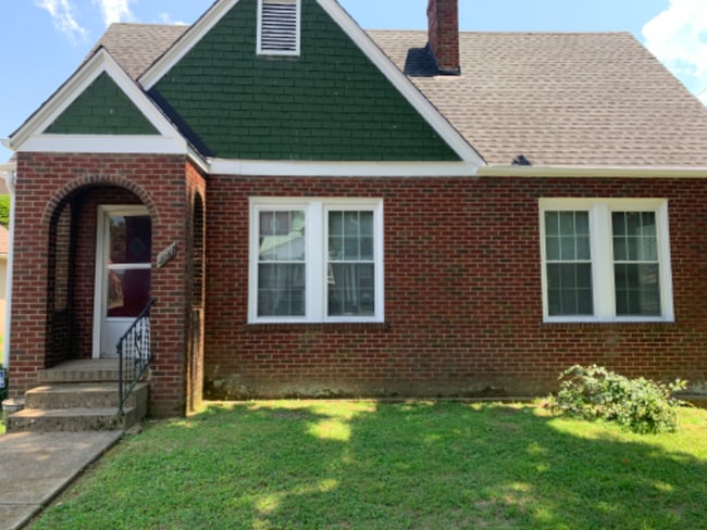 109 S 3rd St in Pulaski, TN - Building Photo - Building Photo