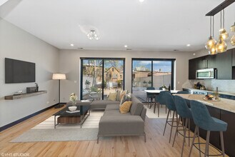 2130 W North Ave in Chicago, IL - Building Photo - Building Photo