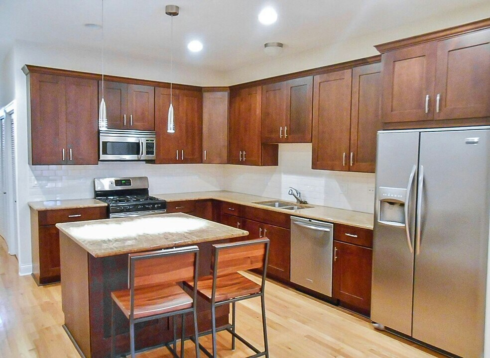 1401 W Altgeld St in Chicago, IL - Building Photo