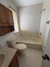 7100 NW 177th St in Hialeah, FL - Building Photo - Building Photo