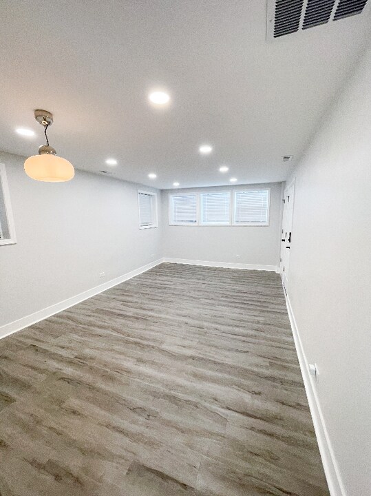 5735 W Addison St-Unit -1 in Chicago, IL - Building Photo