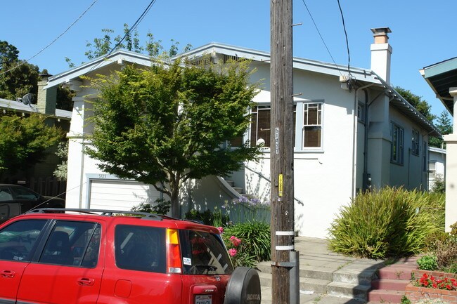 5723-5725 Hermann St in Oakland, CA - Building Photo - Building Photo