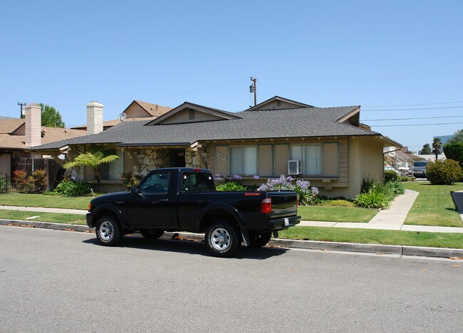 7641 Amazon Dr in Huntington Beach, CA - Building Photo - Building Photo