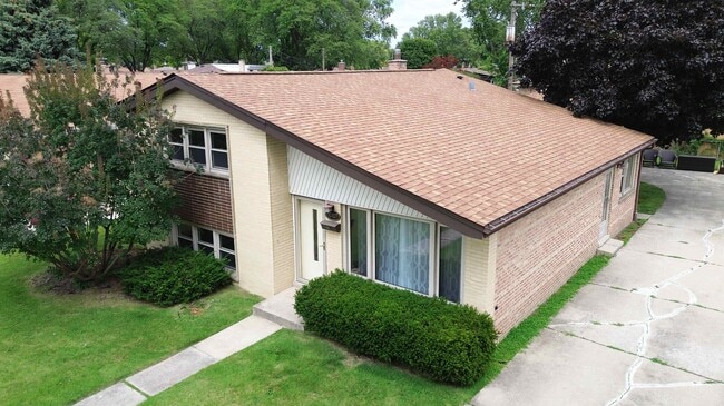 10107 Lawrence Ct in Oak Lawn, IL - Foto de edificio - Building Photo
