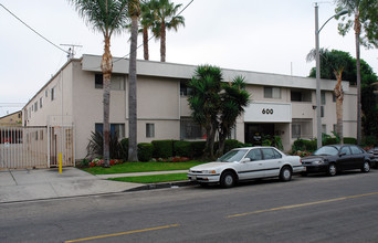 540-600 W Hyde Park Blvd in Inglewood, CA - Foto de edificio - Building Photo