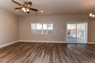 7360 Castano Vista Ct in Las Vegas, NV - Building Photo - Building Photo