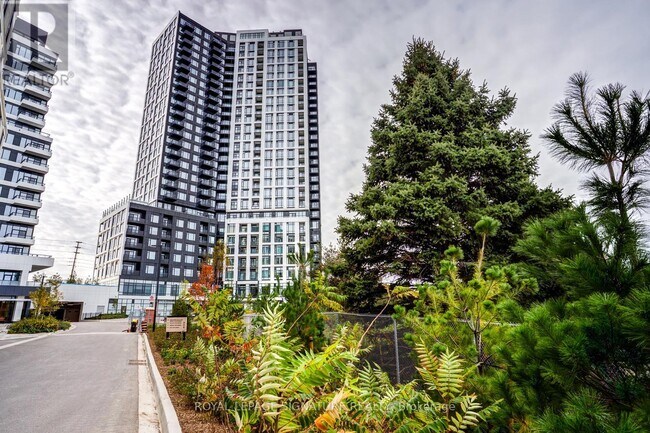 2495 Eglinton Ave W in Mississauga, ON - Building Photo - Building Photo