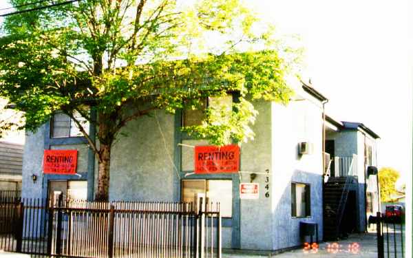 7346 Independence Ave in Canoga Park, CA - Foto de edificio - Building Photo