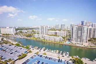 100 Bayview Dr in Sunny Isles Beach, FL - Building Photo - Building Photo