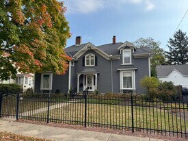 1004 Pearl St in Belvidere, IL - Building Photo