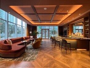 77 SE 5th St, Unit 4002 in Miami, FL - Foto de edificio - Building Photo