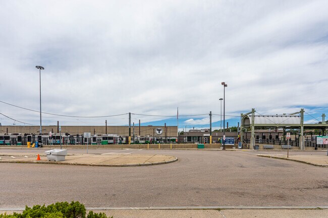 Station at Riverside in Newton, MA - Foto de edificio - Building Photo