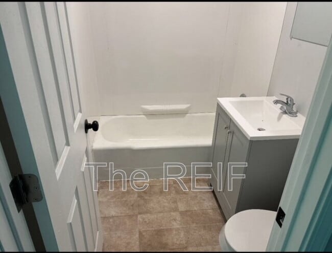 1404 E Kurtz Ave in Flint, MI - Building Photo - Building Photo