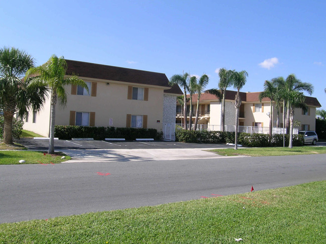 Spencer Garden Apartments in West Palm Beach, FL - Building Photo - Building Photo