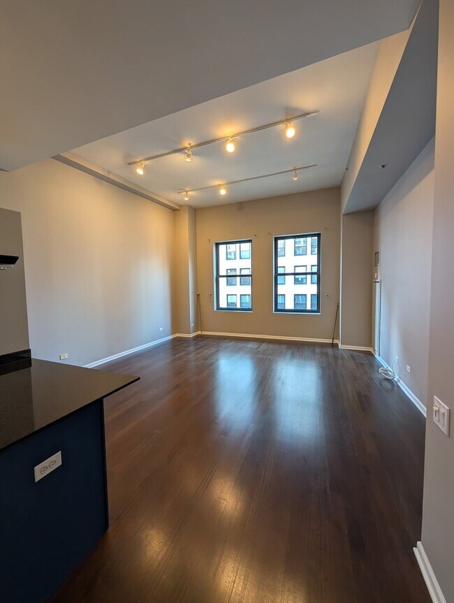 5 N Wabash Ave in Chicago, IL - Building Photo - Building Photo