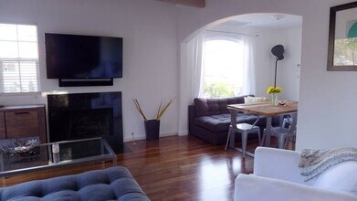 11060 Fruitland Dr in Studio City, CA - Foto de edificio - Building Photo