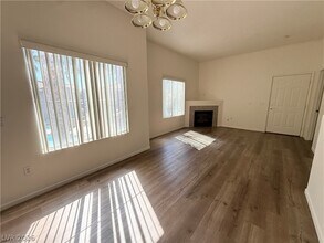 10245 S Maryland Pkwy, Unit 208 in Las Vegas, NV - Building Photo - Building Photo