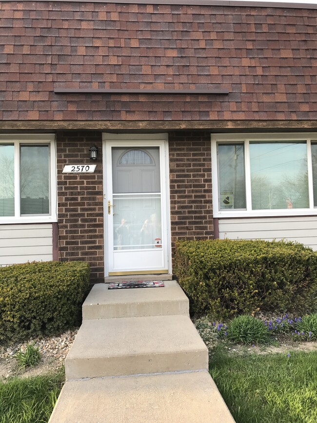 2570 Berkshire Ct in Waukegan, IL - Foto de edificio - Building Photo