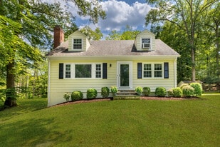 61 Knollwood Dr in Ridgefield, CT - Building Photo