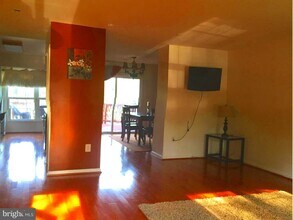 2011 Quiet Creek Ct in Woodbridge, VA - Foto de edificio - Building Photo