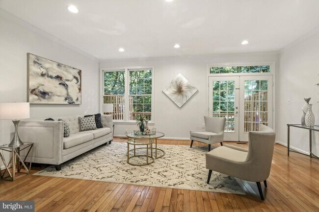 11280 Fairwind Way in Reston, VA - Foto de edificio - Building Photo