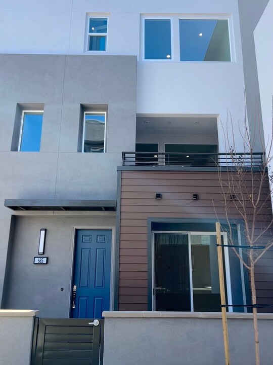 683 S Lyon St in Santa Ana, CA - Foto de edificio