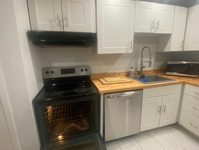 1103 White Cedar Blvd in Portsmouth, NH - Building Photo - Building Photo