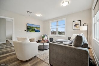 246 Main St in Chatham Township, NJ - Foto de edificio - Building Photo