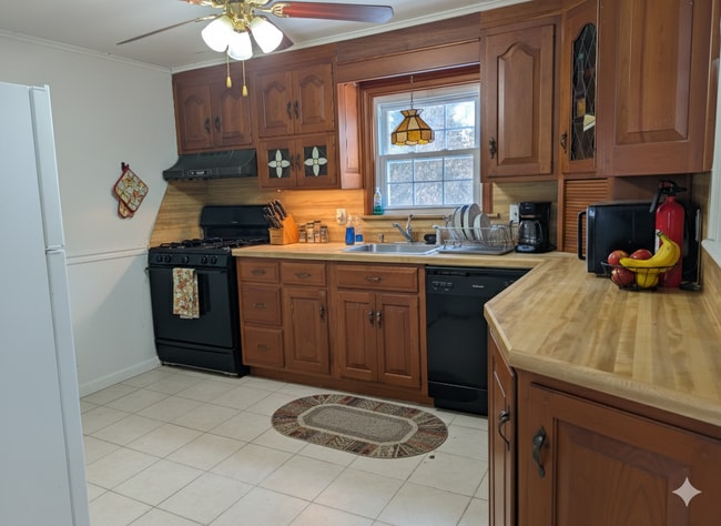 16 Sadowski St in East Brunswick, NJ - Foto de edificio - Building Photo