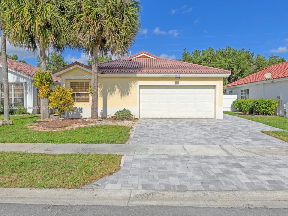 30 Gables Blvd in Weston, FL - Building Photo